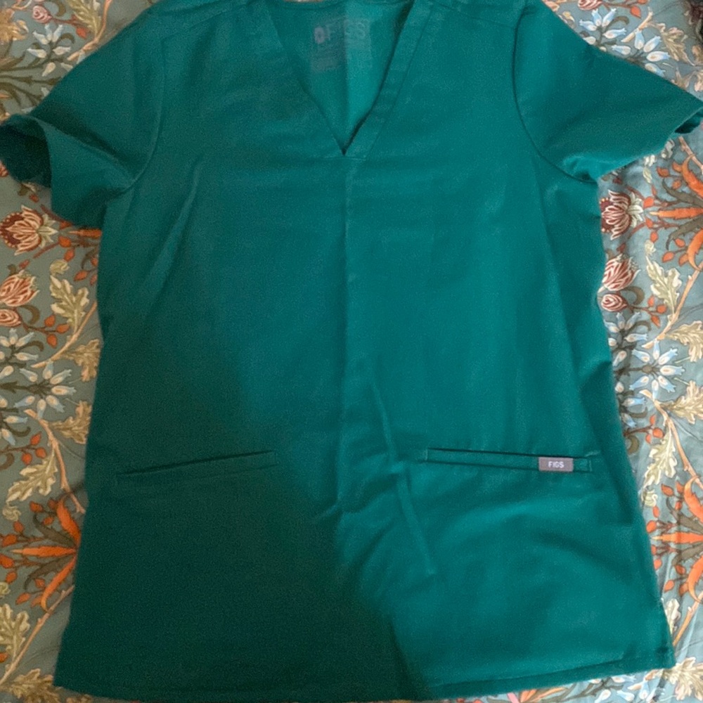 Figs scrub top size small